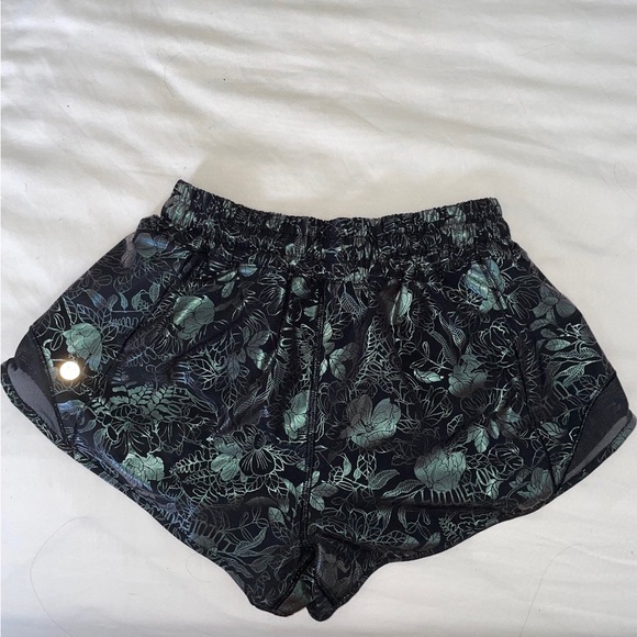 Lululemon Hotty Hot Shorts Size 8 - Picture 2 of 4